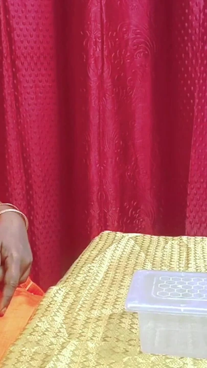 Bayan doktor kendi tarzında iktidarsız bir adama tedavi veriyor ve tam tamil sesli yağ masajı ile güzel bir elle muamele çekti | Klip 1