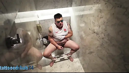 Tuvalet kabini mastürbasyon ve boşalma