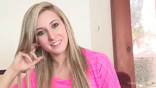 Bu sarışın kız çok fazla konuşuyor, bu yüzden bir yarak ağzını dolduruyor ve amını kapatıyor