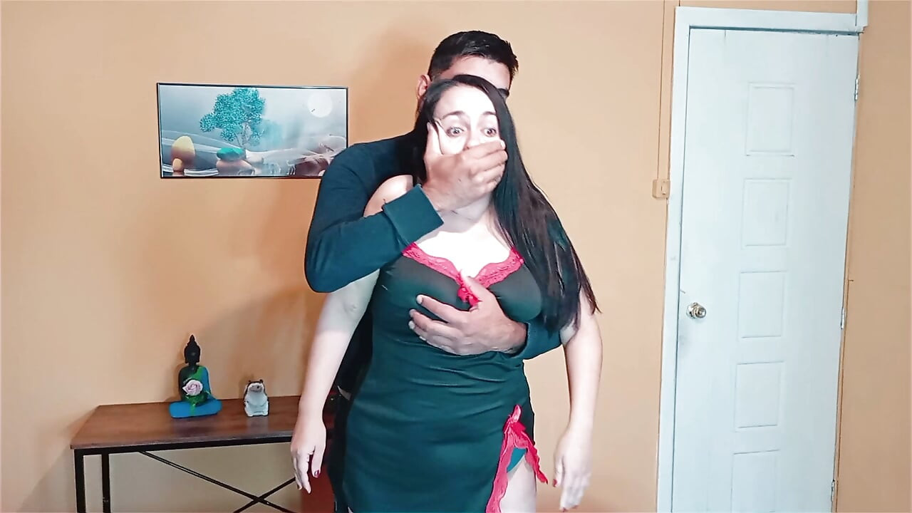 Üvey annemin göğüslerine dokundum, o da tahrik oldu ve ev işi yaparken sikmeme izin verdi.