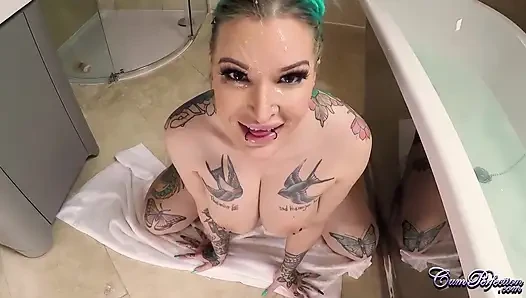 Banyo zamanı yüze boşalma