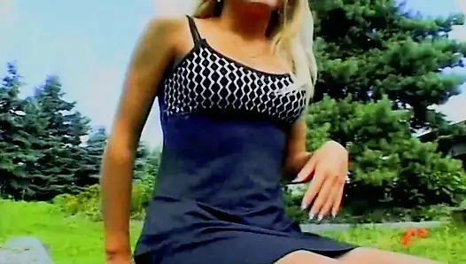 Bir güzel sarışın Alman bebek alır onu traş dallama dövülerek açık havada