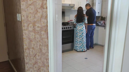 Kocamın arkadaşının sikini seviyorum çünkü daha büyük - boynuzlu kocam yemek pişirirken arkadaşım beni sikiyor