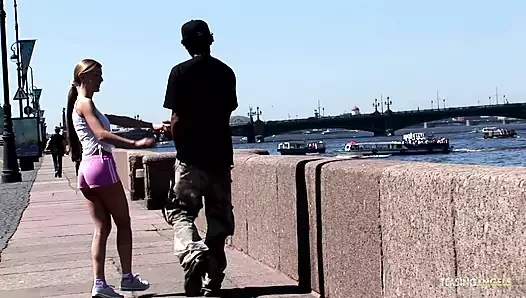 Halkın içinde sakso çekmek bu büyük zenci yarağının sıkı amına boşalmak istemesine neden oluyor