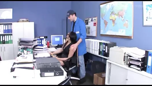 Esmer Alman olgun orta yaşlı seksi kadın tutkuyla azgın büyük yarak emdikten sonra ağzını doldurmak için ateşli döl arıyor