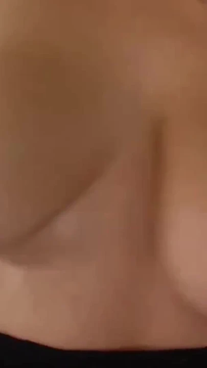 "Güzel büyük şişman memeler ve gerçekten ıslak amcık kalın yarakla iyi sikiliyor" den muhteşem an