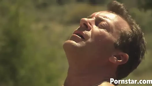 Porno yıldızı Lezley Zen açık havada gırtlağına kadar alıyor ve sikiliyor