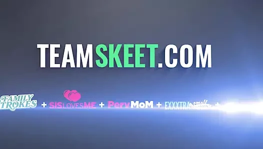 Minik redhead madi collins masturbates ile diş fırçası