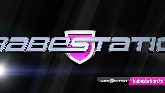 İngiliz hatun Atlanta Moreno kendi parmaklarını emiyor