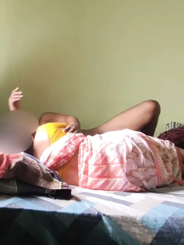 Ateşli evli kadınla sari içinde ikinci tur seks büyük göğüslerini sıkıyor ve emdi bana sertçe biniyor