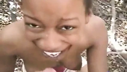 Büyük siyah horoz, her yerinde bir sarışın.