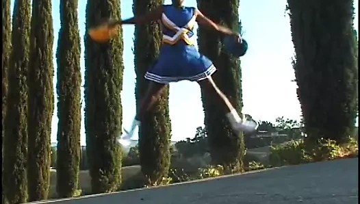 Siyah bir adamla yattıktan sonra, tombul bir amigo kız beyaz bir adamla başlar