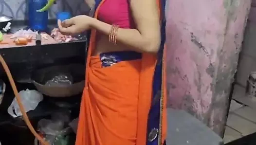 Hintli ateşli evli kadın mutfakta yemek pişiriyor