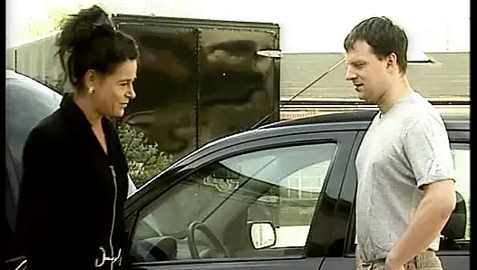 Çekici Alman sürtük yarak ve oyuncaklar tarafından sikiliyor
