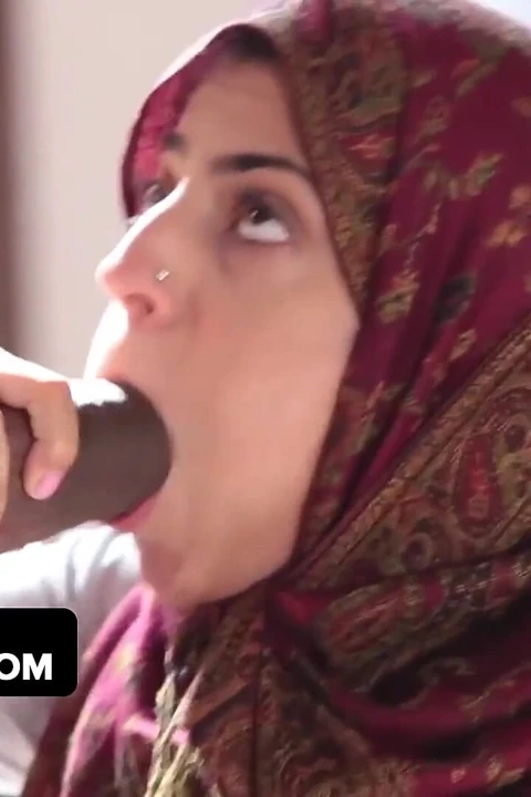 Kalın zenci Nadia sert sikişten sonra büyük bir dölleniyor