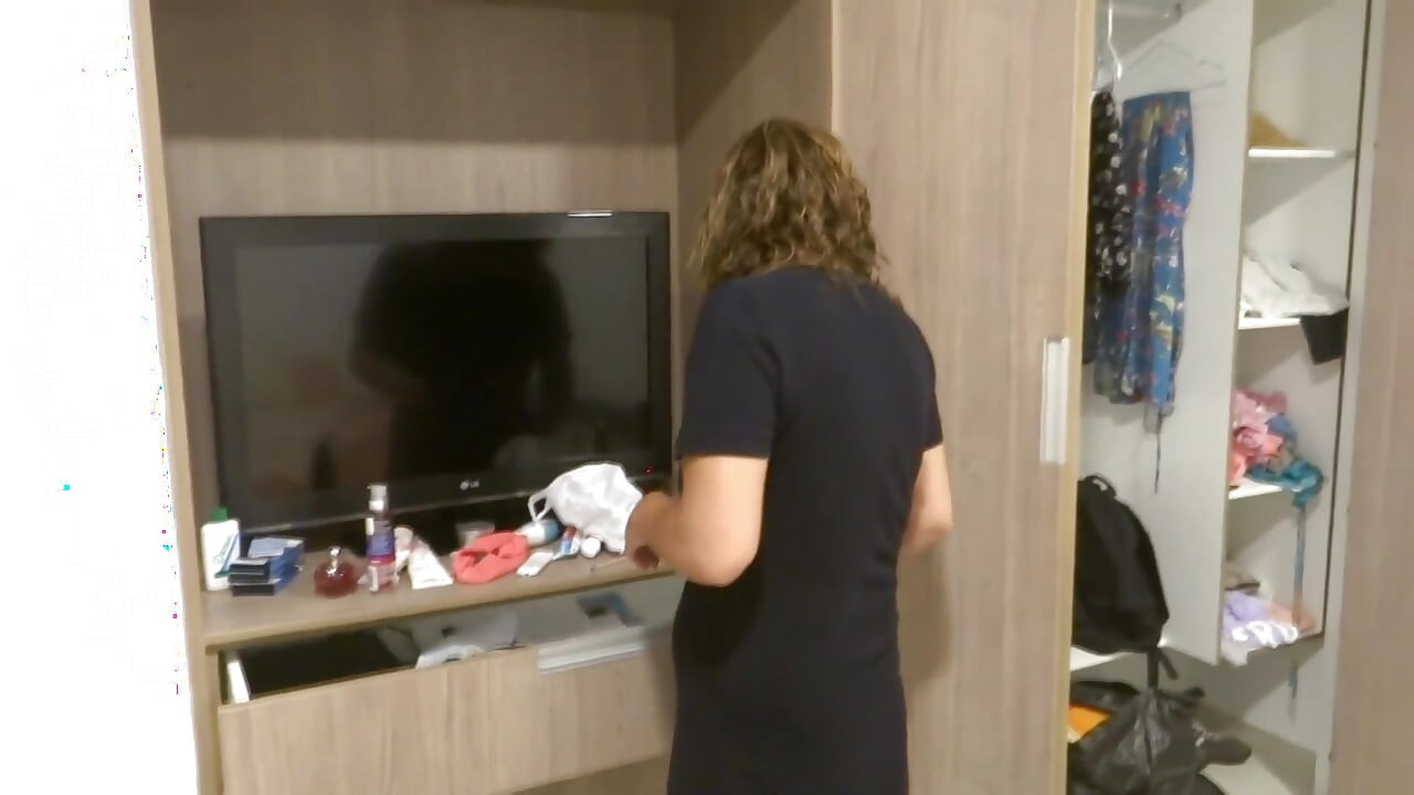 Üvey annemin banyo yaptıktan sonra giyinişini izlerken mastürbasyon yapıyorum, bana götünü gösteriyor