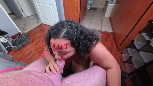 Tasmalı aşağılanmış fahişe yarağımı emiyor ve havlarken beni sıvazlıyor