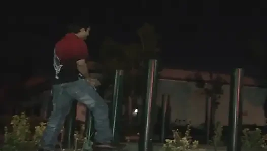 Orta yaşlı seksi kadın büyük bir yarağa binmeden önce amcık yalamanın tadını çıkarıyor