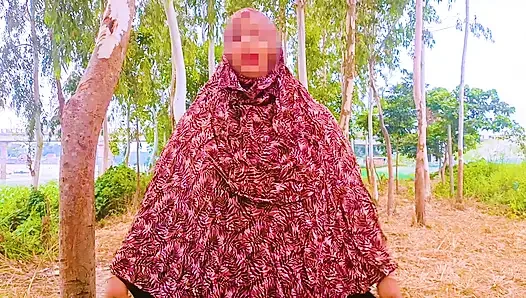 Hintli köy açık havada kızlar eve geldi ve yarak emiyor