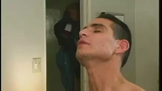 Esmer orospu ve damızlık ile dövmeler sikme biseksüel damızlık içinde gözlük