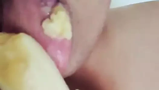 Seksi yenge verir oral seks sevmek bir porno için banana