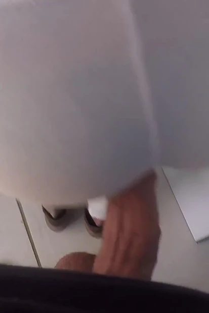 Незнакомец светит хуй в поезде и предлагает ему дрочку и трется членом о мою задницу