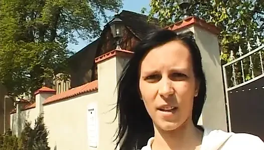 Esmer güzel bakış açısıyla sakso çekmeden önce mastürbasyon yapıyor