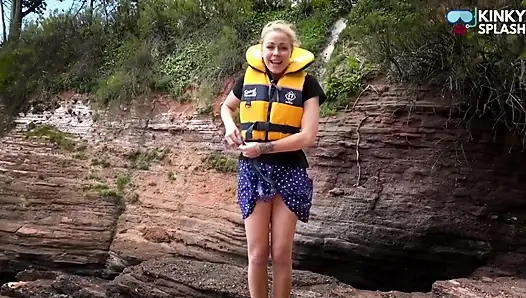 İçine boşalmak için en seksi can yeleğini seçiyor