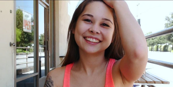 sevimli minyon genç ile büyük memeli açık havada sikiş tarihinde oynuyor, pov