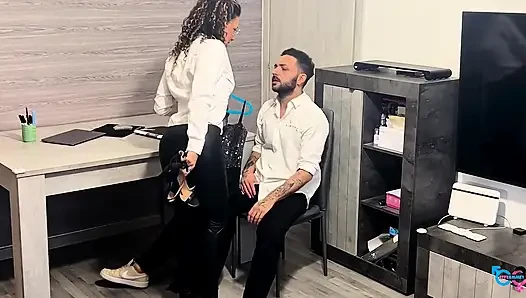 Patron, onun sekreteri, ona şirket yemeği için bir elbise verdi!