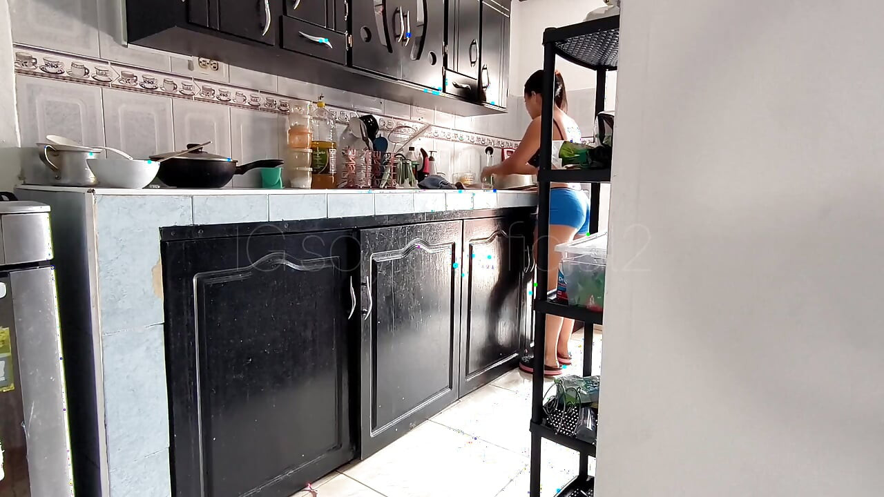 Üvey üvey erkek kardeşim evi temizlerken beni gözetliyor