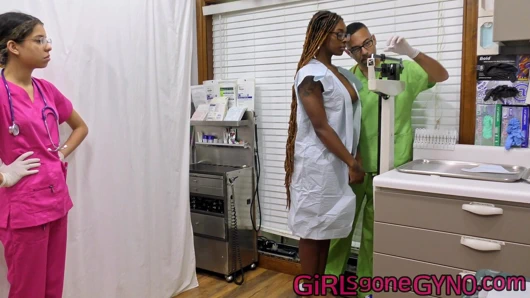 Öğrenci tıp stajyerleri, doktor tampa izlerken abanoz güzellik kıkırdamaları üzerinde pratik yapıyor! tam film girlsgonegynocom'da!