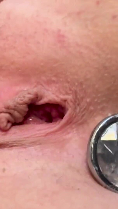 Anal Plug Solo: Yatakta Dar Amcık Parmaklama ve Ovma - Yakın Çekim | Klip 1