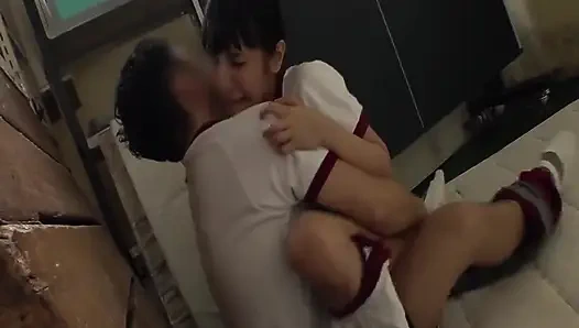 Rika geçmişi tarafından acımasız ve kırılma noktasına sıkıştı