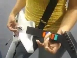 Gitar kahramanı oynayan güzel göğüslü güzel bayan