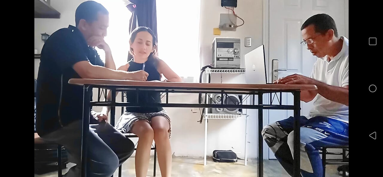Sadakatsiz evli kadın koleksiyoncunun yarağını emiyor ve gavatın arkasından masanın altındaki dölü yutuyor.