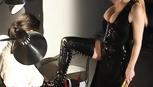 Sarışın sahibe Aiden Starr Asyalı itaatkar adama bazı cbt dersleri veriyor