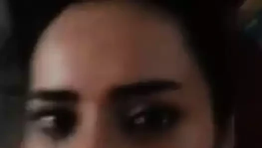 Hintli kızın yüzüne boşalıyor