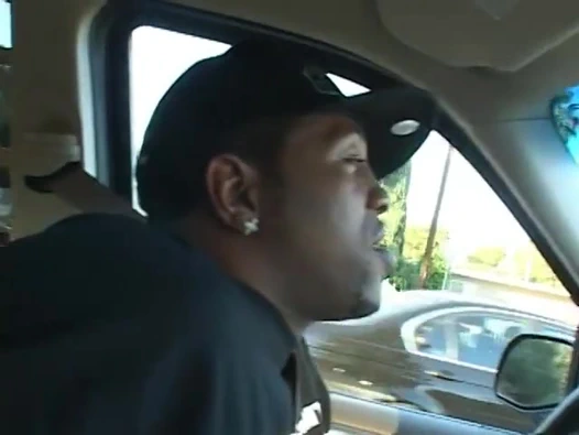 Muhteşem esmer fahişe küçük yatakta bir ağız dolusu büyük siyah horoz alır