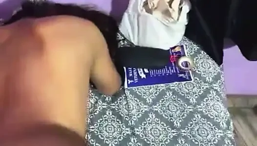 Üniversiteli yaşlı kız genç kız tarafından sikiliyor