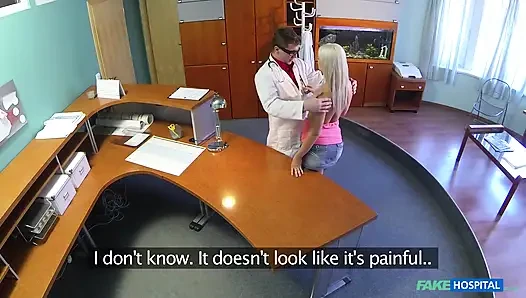 Fake hospital - seksi sarışın ofis masasında sikilmeden önce doktor yarağını emiyor