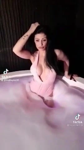 Kız iç çamaşırı ile havuzda