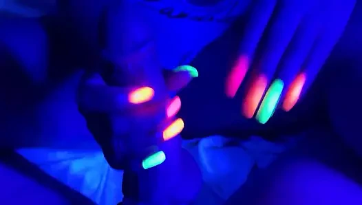 Neon siyah ışık tırnakları ve boşalma - bölüm 2