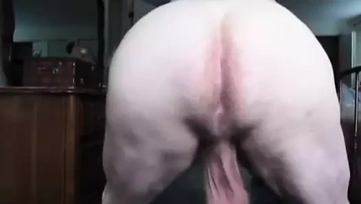 El abuelo toca las campanadas con sus cojones