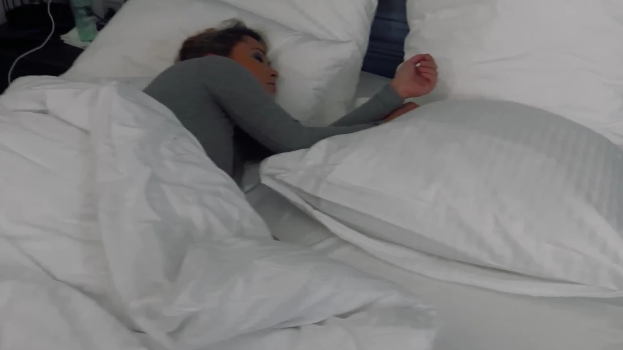 सेक्सी जर्मन बेब सुबह लंबी रॉड को खुश करती है