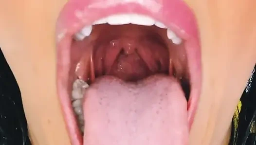 Büyük ağzımla esniyorum