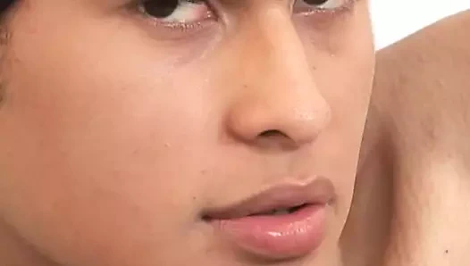 Latin twink fredo yarak okşuyor