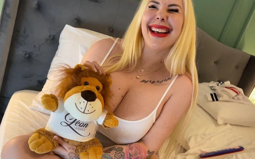 Büyük götlü büyük memeli sarışın çoraplar külotsuz deniyor