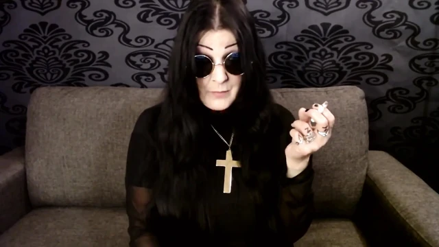 Cadılar bayramı ozzy cosplay orta yaşlı seksi kadın sigara içiyor