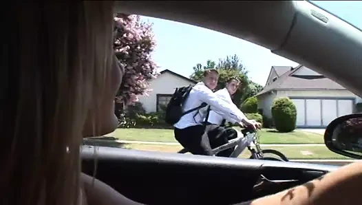 Iki adamlar sikme sarışın ile deldi kedi